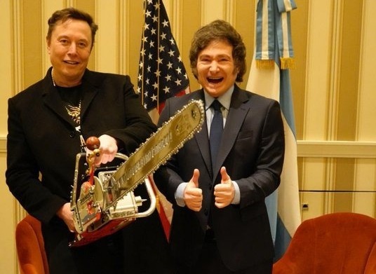 Javier Milei se reunió con Elon Musk y le regaló una motosierra